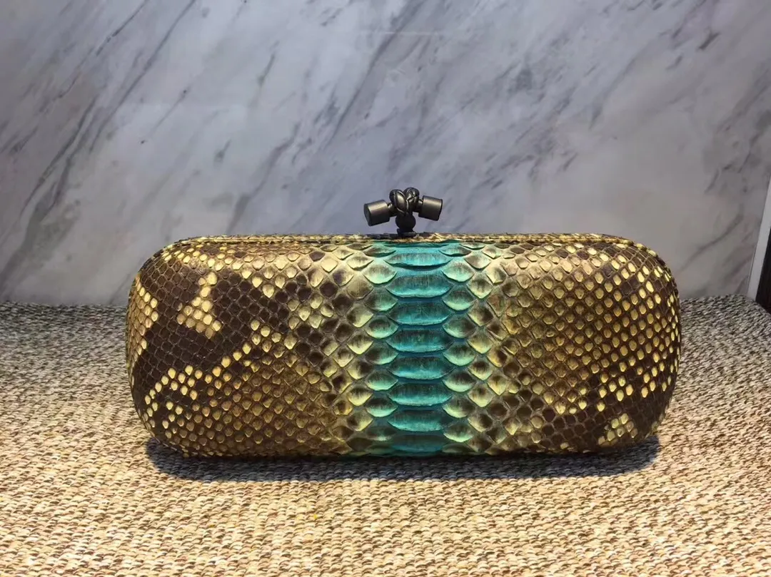 🔥🔥Model No. 8651🔥🔥This elegant clutch bag is one of the most popular handbags in woven bags. It is an interpretation of a classic design that was reintroduced in 2001. Since its launch, the Knot clutch has exhibited exquisite craftsmanship and integrated different styles from low-key to flamboyant. Each new Knot product demonstrates the irresistible and timeless charm of this classic handbag. This luxurious handbag features the signature braided rope buckle and is crafted from rare yellow-ringed forest snake and water snake skins. More charming and luxurious texture. Size Large 25cm